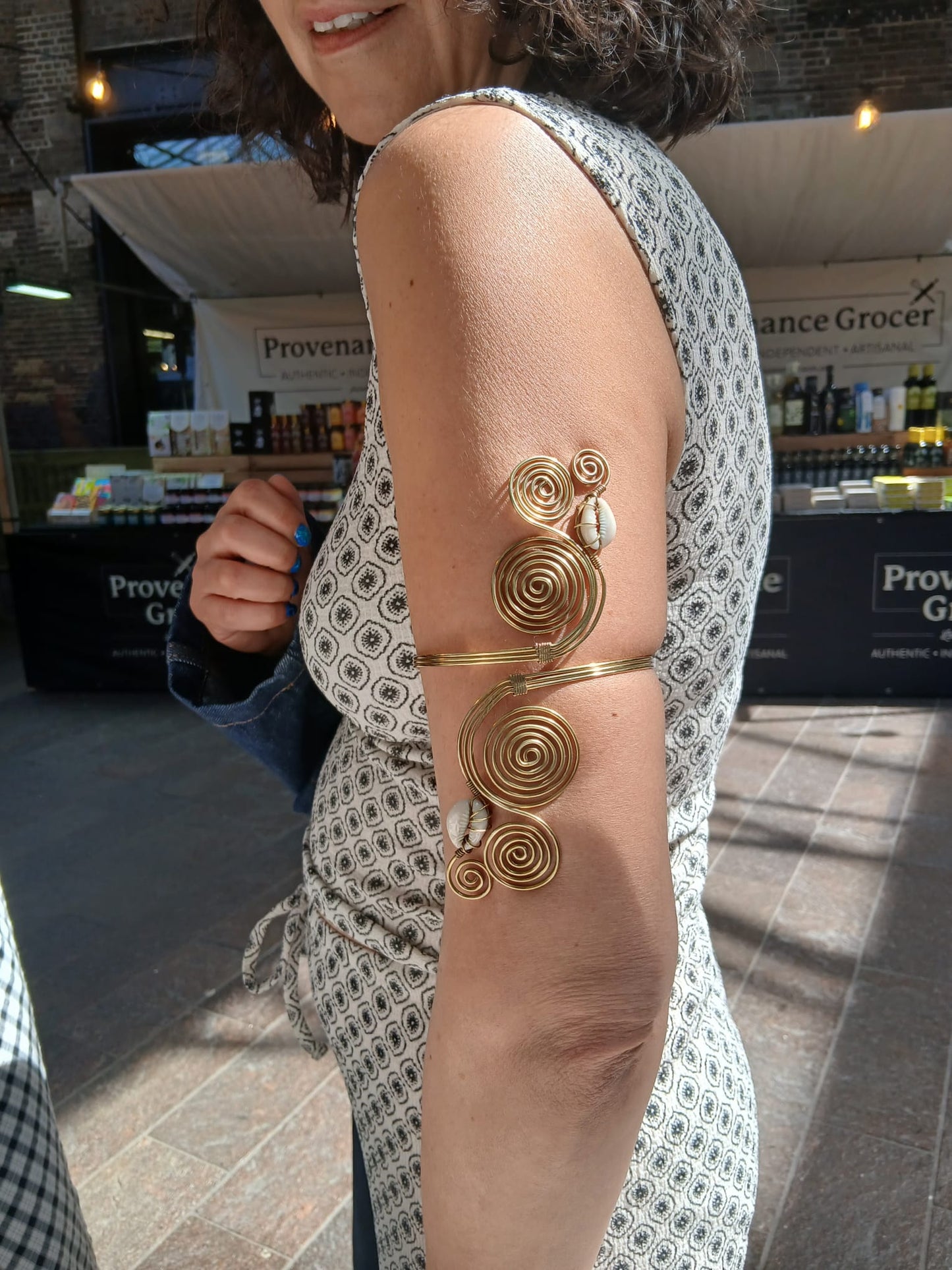 Adjustable arm cuff