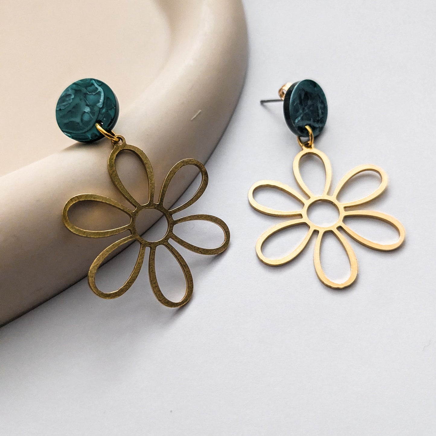 Green Daisy Flower Stud Earrings